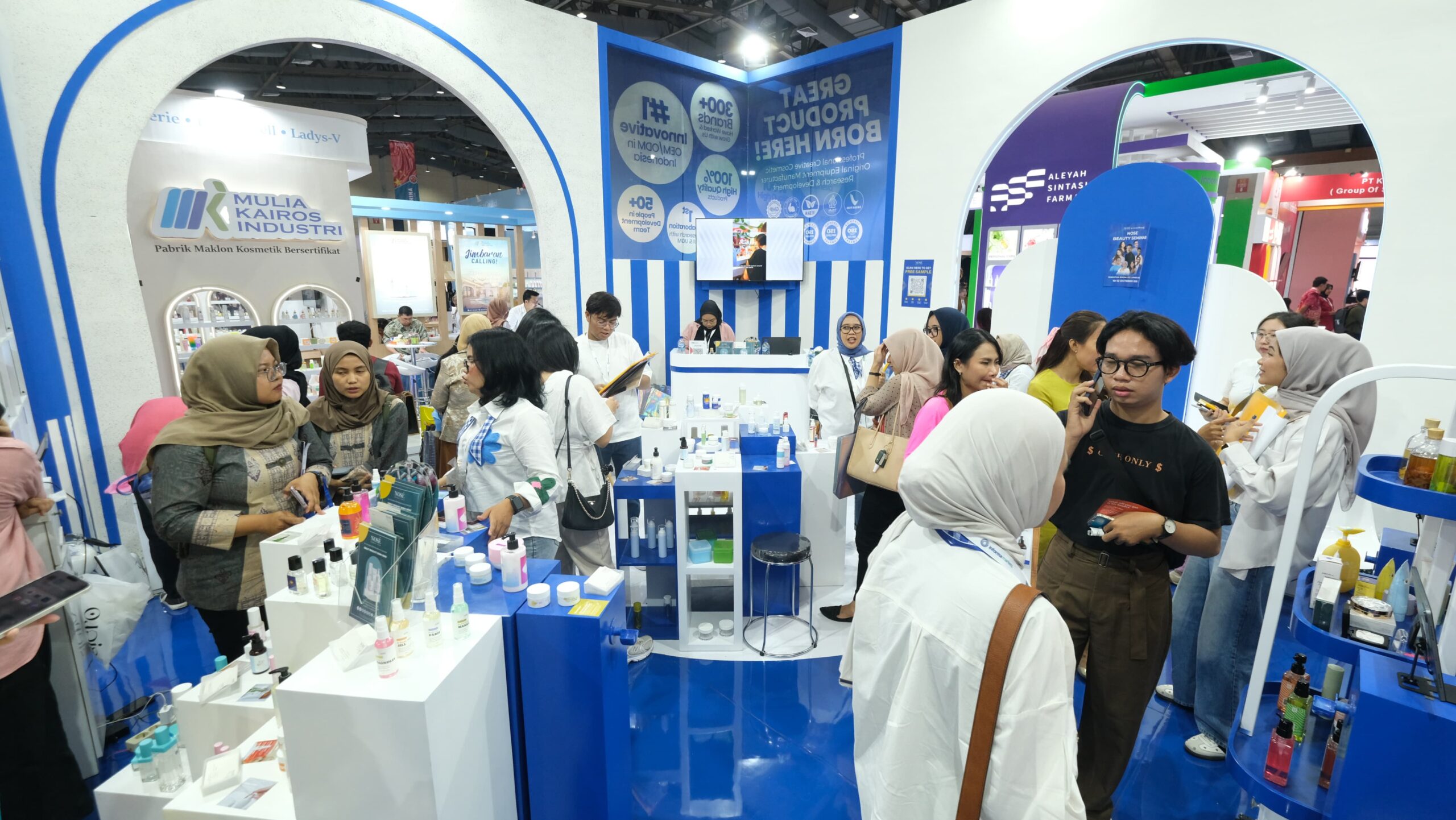 Para beautypreneur mengunjungi booth Nose Herbal Indo di Pameran Cosmobeaute 2024 di JCC, Jakarta